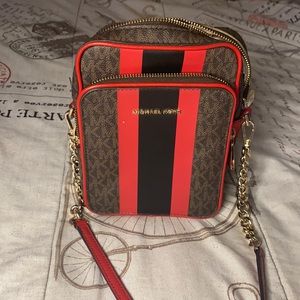 Jet Set Travel Medium Logo Crossbody Bag